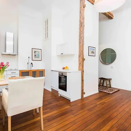 شقة Location, Beautiful And Quiet Old Town Apt. *