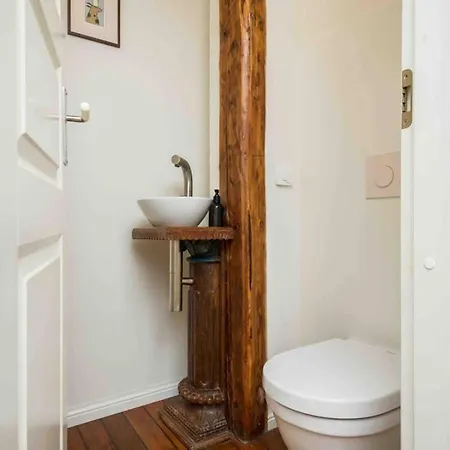 شقة Location, Beautiful And Quiet Old Town Apt. *